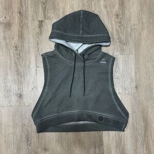 Reebok sleeveless hooded shirt SZ M